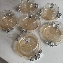 Assiette à gâteau avec couvercle en très bon état 4€