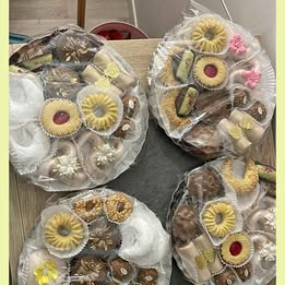 On vous propose des plateaux des gâteau orientales  fait maison un beau délice de